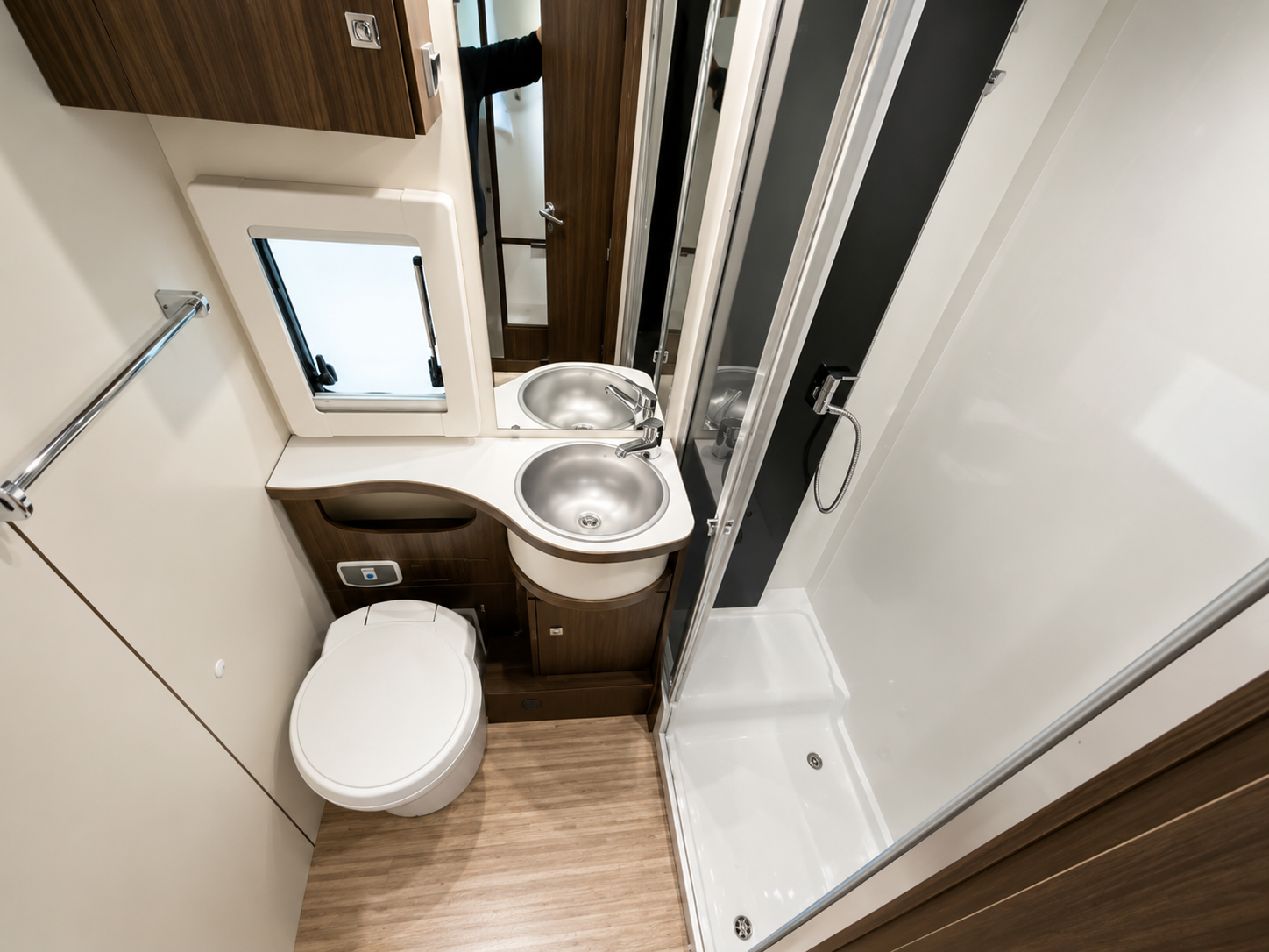 Baño con ducha de la Ford Benimar Tessoro
