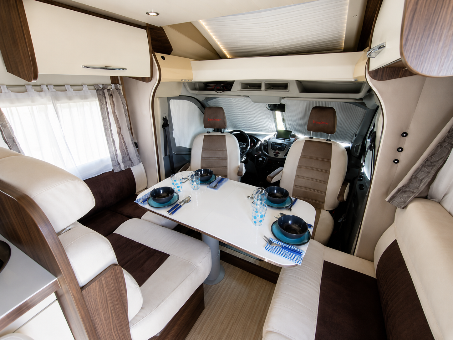 Comedor interior de la Ford Benimar Tessoro