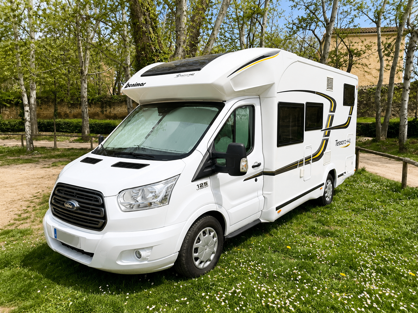 Vista frontal exterior de la Ford Benimar Tessoro